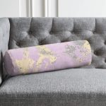 Pastel Zemin Üzerinde Gold Detaylı Geometrik Desenli Dijital Baskılı Modern İç Dolgulu - Fermuarlı Süet Silindir Yuvarlak Yastık Kırlent Realhomes