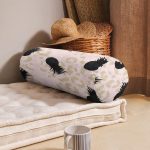 - RealHomes Özel Tasarımlı Dijital Baskılı İç Dolgulu Fermuarlı Silindir Yastık - Realhomes  Pastel Zemin Üzerinde Gold Detaylı Ananas Desenli Dijital Baskılı Modern İç Dolgulu Yumuşak Silindir Form Yastık Kırlent Realhomes