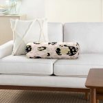 - RealHomes Özel Tasarımlı Dijital Baskılı İç Dolgulu Fermuarlı Silindir Yastık - Realhomes Pastel Zemin Üzerinde Gold Detaylı Geometrik Desenli Dijital Baskılı Modern İç Dolgulu - Fermuarlı Süet Silindir Daire Yastık Kırlent Realhomes