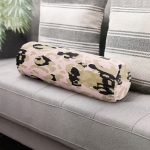 - RealHomes Özel Tasarımlı Dijital Baskılı İç Dolgulu Fermuarlı Silindir Yastık - Realhomes Pastel Zemin Üzerinde Gold Detaylı Geometrik Desenli Dijital Baskılı Modern İç Dolgulu - Fermuarlı Süet Silindir Daire Yastık Kırlent Realhomes