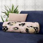 - RealHomes Özel Tasarımlı Dijital Baskılı İç Dolgulu Fermuarlı Silindir Yastık - Realhomes Pastel Zemin Üzerinde Gold Detaylı Geometrik Desenli Dijital Baskılı Modern İç Dolgulu - Fermuarlı Süet Silindir Daire Yastık Kırlent Realhomes