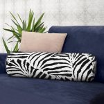 Beyaz Zemin Üzerinde Soyut Siyah Renkli Yaprak Motifli Dijital Baskılı Modern İç Dolgulu Süet Silindir Yastık Kırlent - Bel Yastığı Realhomes