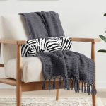 Beyaz Zemin Üzerinde Soyut Siyah Renkli Yaprak Motifli Dijital Baskılı Modern İç Dolgulu Süet Silindir Yastık Kırlent - Bel Yastığı Realhomes