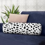 - RealHomes Özel Tasarımlı Dijital Baskılı İç Dolgulu Fermuarlı Silindir Yastık - Realhomes  Renkli Zemin Üzerinde Siyah Geometrik Çizimli Dijital Baskılı Modern İç Dolgulu Süet Silindir Yastık Kırlent - Bel Yastığı Realhomes