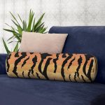 - RealHomes Özel Tasarımlı Dijital Baskılı İç Dolgulu Fermuarlı Silindir Yastık - Realhomes Beyaz Zemin Üzerinde Renkli Çiçek Desenli Dijital Baskılı Modern İç Dolgulu Fermuarlı Çok Amaçlı Silindir Yastık Kırlent Realhomes