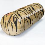 - RealHomes Özel Tasarımlı Dijital Baskılı İç Dolgulu Fermuarlı Silindir Yastık - Realhomes Beyaz Zemin Üzerinde Renkli Çiçek Desenli Dijital Baskılı Modern İç Dolgulu Fermuarlı Çok Amaçlı Silindir Yastık Kırlent Realhomes