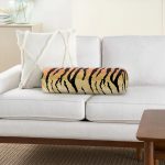 - RealHomes Özel Tasarımlı Dijital Baskılı İç Dolgulu Fermuarlı Silindir Yastık - Realhomes Beyaz Zemin Üzerinde Renkli Çiçek Desenli Dijital Baskılı Modern İç Dolgulu Fermuarlı Çok Amaçlı Silindir Yastık Kırlent Realhomes