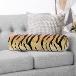 - RealHomes Özel Tasarımlı Dijital Baskılı İç Dolgulu Fermuarlı Silindir Yastık - Realhomes Beyaz Zemin Üzerinde Renkli Çiçek Desenli Dijital Baskılı Modern İç Dolgulu Fermuarlı Çok Amaçlı Silindir Yastık Kırlent Realhomes