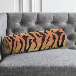 - RealHomes Özel Tasarımlı Dijital Baskılı İç Dolgulu Fermuarlı Silindir Yastık - Realhomes Beyaz Zemin Üzerinde Renkli Çiçek Desenli Dijital Baskılı Modern İç Dolgulu Fermuarlı Çok Amaçlı Silindir Yastık Kırlent Realhomes