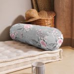 Renkli Zemin Üzerinde Flamingo Desenli Yaprak Motifli Dijital Baskılı Modern İç Dolgulu - Fermuarlı Süet Berjer Silindir Yastık Kırlent Realhomes