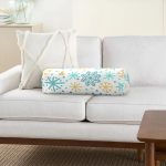 Beyaz Zemin Üzerinde Renkli Geometrik Desenli Dijital Baskılı Modern İç Dolgulu - Fermuarlı Süet Silindir Rulo Yastık Kırlent Realhomes