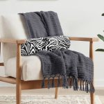 Siyah Zemin Üzerinde Beyaz Geometrik Desenli Dijital Baskılı Modern İç Dolgulu Yumuşak Silindir Form Yastık Kırlent Realhomes