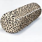 - RealHomes Özel Tasarımlı Dijital Baskılı İç Dolgulu Fermuarlı Silindir Yastık - Realhomes Renkli Zemin Üzerinde Geometrik Desenli Dijital Baskılı Modern İç Dolgulu Süet Silindir Yastık Kırlent - Bel Yastığı Realhomes