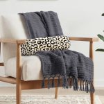 - RealHomes Özel Tasarımlı Dijital Baskılı İç Dolgulu Fermuarlı Silindir Yastık - Realhomes Renkli Zemin Üzerinde Geometrik Desenli Dijital Baskılı Modern İç Dolgulu Süet Silindir Yastık Kırlent - Bel Yastığı Realhomes