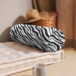 - RealHomes Özel Tasarımlı Dijital Baskılı İç Dolgulu Fermuarlı Silindir Yastık - Realhomes  Beyaz Zemin Üzerinde Siyah Zebra Desenli Dijital Baskılı Modern İç Dolgulu - Fermuarlı Süet Silindir Yuvarlak Yastık Kırlent Realhomes
