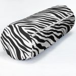 - RealHomes Özel Tasarımlı Dijital Baskılı İç Dolgulu Fermuarlı Silindir Yastık - Realhomes  Beyaz Zemin Üzerinde Siyah Zebra Desenli Dijital Baskılı Modern İç Dolgulu - Fermuarlı Süet Silindir Yuvarlak Yastık Kırlent Realhomes