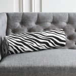 - RealHomes Özel Tasarımlı Dijital Baskılı İç Dolgulu Fermuarlı Silindir Yastık - Realhomes  Beyaz Zemin Üzerinde Siyah Zebra Desenli Dijital Baskılı Modern İç Dolgulu - Fermuarlı Süet Silindir Yuvarlak Yastık Kırlent Realhomes