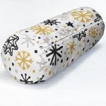 - RealHomes Özel Tasarımlı Dijital Baskılı İç Dolgulu Fermuarlı Silindir Yastık - Realhomes Beyaz Zemin Üzerinde Gold Detaylı Kar tanesi Desenli Dijital Baskılı Modern İç Dolgulu Süet Silindir Yastık Kırlent - Bel Yastığı Realhomes