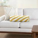 Beyaz Zemin Üzerinde Gold Detaylı Yatay Çizgili Dijital Baskılı Modern İç Dolgulu - Fermuarlı Süet Silindir Yuvarlak Yastık Kırlent Realhomes