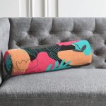 Renkli Zemin Üzerinde Geometrik Yaprak Desenli Dijital Baskılı Modern İç Dolgulu - Fermuarlı Süet Berjer Silindir Yastık Kırlent Realhomes