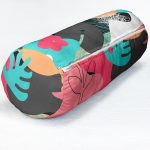 Renkli Zemin Üzerinde Geometrik Yaprak Desenli Dijital Baskılı Modern İç Dolgulu - Fermuarlı Süet Berjer Silindir Yastık Kırlent Realhomes