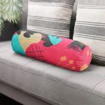 Renkli Zemin Üzerinde Geometrik Desenli Dijital Baskılı Modern İç Dolgulu Süet Silindir Yastık Kırlent - Bel Yastığı Realhomes