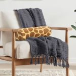 - RealHomes Özel Tasarımlı Dijital Baskılı İç Dolgulu Fermuarlı Silindir Yastık - Realhomes Renkli Zemin Üzerinde Geometrik Desenli Dijital Baskılı Modern İç Dolgulu Yumuşak Silindir Form Yastık Kırlent Realhomes