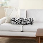 Beyaz Zemin Üzerinde Siyah Geometrik Desenli Dijital Baskılı Modern İç Dolgulu - Fermuarlı Süet Silindir Daire Yastık Kırlent Realhomes