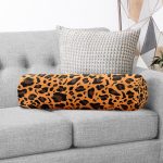 Renkli Zemin Üzerinde Geometrik Desenli Dijital Baskılı Modern İç Dolgulu Süet Silindir Yastık Kırlent - Bel Yastığı Realhomes