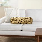 Renkli Zemin Üzerinde Geometrik Desenli Dijital Baskılı Modern İç Dolgulu - Fermuarlı Süet Silindir Yuvarlak Yastık Kırlent Realhomes