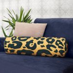 - RealHomes Özel Tasarımlı Dijital Baskılı İç Dolgulu Fermuarlı Silindir Yastık - Realhomes Renkli Zemin Üzerinde Geometrik Desenli Dijital Baskılı Modern İç Dolgulu Süet Silindir Yastık Kırlent - Bel Yastığı Realhomes