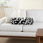 - RealHomes Özel Tasarımlı Dijital Baskılı İç Dolgulu Fermuarlı Silindir Yastık - Realhomes Renkli Zemin Üzerinde Geometrik Desenli Dijital Baskılı Modern İç Dolgulu - Fermuarlı Süet Silindir Yuvarlak Yastık Kırlent Realhomes