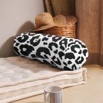 - RealHomes Özel Tasarımlı Dijital Baskılı İç Dolgulu Fermuarlı Silindir Yastık - Realhomes Renkli Zemin Üzerinde Geometrik Desenli Dijital Baskılı Modern İç Dolgulu - Fermuarlı Süet Silindir Yuvarlak Yastık Kırlent Realhomes