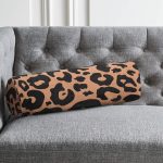 Renkli Zemin Üzerinde Geometrik Desenli Dijital Baskılı Modern İç Dolgulu Süet Silindir Yastık Kırlent - Bel Yastığı Realhomes