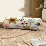 - RealHomes Özel Tasarımlı Dijital Baskılı İç Dolgulu Fermuarlı Silindir Yastık - Realhomes Pastel Zemin Üzerinde Çiçek Desenli Dijital Baskılı Modern İç Dolgulu Süet Silindir Yastık Kırlent - Bel Yastığı Realhomes