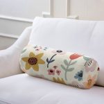 - RealHomes Özel Tasarımlı Dijital Baskılı İç Dolgulu Fermuarlı Silindir Yastık - Realhomes Pastel Zemin Üzerinde Çiçek Desenli Dijital Baskılı Modern İç Dolgulu Süet Silindir Yastık Kırlent - Bel Yastığı Realhomes