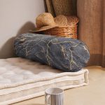 - RealHomes Özel Tasarımlı Dijital Baskılı İç Dolgulu Fermuarlı Silindir Yastık - Realhomes  Siyah Zemin Üzerinde Gold Detaylı Mermer Desenli Dijital Baskılı Modern İç Dolgulu - Fermuarlı Süet Silindir Yuvarlak Yastık Kırlent Realhomes