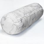 - RealHomes Özel Tasarımlı Dijital Baskılı İç Dolgulu Fermuarlı Silindir Yastık - Realhomes Beyaz Zemin Üzerinde Siyah Mermer Desenli Dijital Baskılı Modern İç Dolgulu Süet Silindir Yastık Kırlent - Bel Yastığı Realhomes