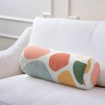 Beyaz Zemin Üzerinde Geometrik Desenli Dijital Baskılı Modern İç Dolgulu Süet Silindir Yastık Kırlent - Bel Yastığı Realhomes