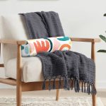 - RealHomes Özel Tasarımlı Dijital Baskılı İç Dolgulu Fermuarlı Silindir Yastık - Realhomes Beyaz Zemin Üzerinde Geometrik Desenli Dijital Baskılı Modern İç Dolgulu - Fermuarlı Süet Berjer Silindir Yastık Kırlent Realhomes