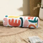 - RealHomes Özel Tasarımlı Dijital Baskılı İç Dolgulu Fermuarlı Silindir Yastık - Realhomes Beyaz Zemin Üzerinde Geometrik Desenli Dijital Baskılı Modern İç Dolgulu - Fermuarlı Süet Berjer Silindir Yastık Kırlent Realhomes