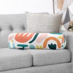 - RealHomes Özel Tasarımlı Dijital Baskılı İç Dolgulu Fermuarlı Silindir Yastık - Realhomes Beyaz Zemin Üzerinde Geometrik Desenli Dijital Baskılı Modern İç Dolgulu - Fermuarlı Süet Berjer Silindir Yastık Kırlent Realhomes