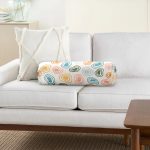 - RealHomes Özel Tasarımlı Dijital Baskılı İç Dolgulu Fermuarlı Silindir Yastık - Realhomes  Pastel Zemin Üzerinde Geometrik Desenli Dijital Baskılı Modern İç Dolgulu Fermuarlı Çok Amaçlı Silindir Yastık Kırlent Realhomes