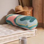 Renkli Zemin Üzerinde Geometrik Desenli Dijital Baskılı Modern İç Dolgulu - Fermuarlı Süet Silindir Daire Yastık Kırlent Realhomes