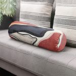 Renkli Zemin Üzerinde Geometrik Desenli Dijital Baskılı Modern İç Dolgulu Süet Silindir Yastık Kırlent - Bel Yastığı Realhomes