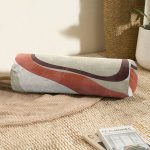 - RealHomes Özel Tasarımlı Dijital Baskılı İç Dolgulu Fermuarlı Silindir Yastık - Realhomes  Renkli Zemin Üzerinde Geometrik Desenli Dijital Baskılı Modern İç Dolgulu - Fermuarlı Süet Silindir Yuvarlak Yastık Kırlent Realhomes