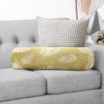 Gold Zemin Üzerinde Beyaz Renkli Yaprak Desenli Dijital Baskılı Modern İç Dolgulu Süet Silindir Yastık Kırlent - Bel Yastığı Realhomes