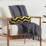 Gold Zemin Üzerinde Siyah Geometrik Zikzak Desenli Dijital Baskılı Modern İç Dolgulu - Fermuarlı Süet Berjer Silindir Yastık Kırlent Realhomes