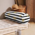 - RealHomes Özel Tasarımlı Dijital Baskılı İç Dolgulu Fermuarlı Silindir Yastık - Realhomes  Beyaz Zeminde Siyah Çizgili Gold Detaylı Kar tanesi Dijital Baskılı Modern İç Dolgulu Yumuşak Silindir Form Yastık Kırlent Realhomes