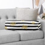 - RealHomes Özel Tasarımlı Dijital Baskılı İç Dolgulu Fermuarlı Silindir Yastık - Realhomes  Beyaz Zeminde Siyah Çizgili Gold Detaylı Kar tanesi Dijital Baskılı Modern İç Dolgulu Yumuşak Silindir Form Yastık Kırlent Realhomes